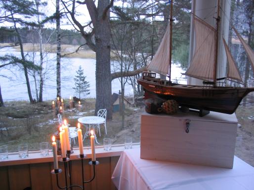 [Kynttil�t lasiverannalla]